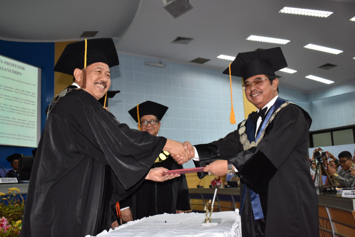 Dekan Fakultas Teknik Unhas Resmi Bergelar Profesor Bidang Teknik Pantai dan Pelabuhan