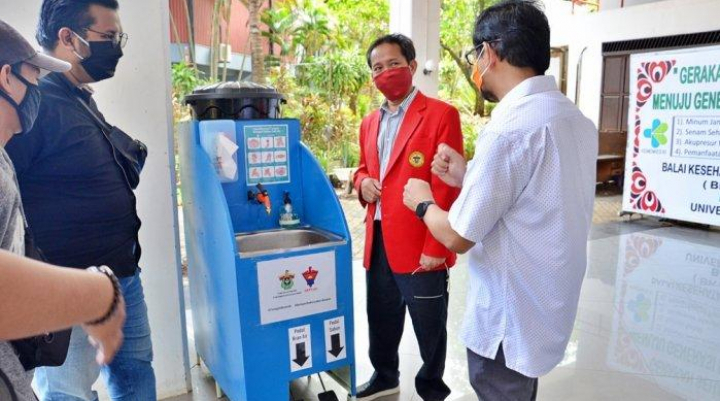 Cegah Covid-19, Mahasiswa FT Unhas Buat Mesin Cuci Tangan Versi Satu